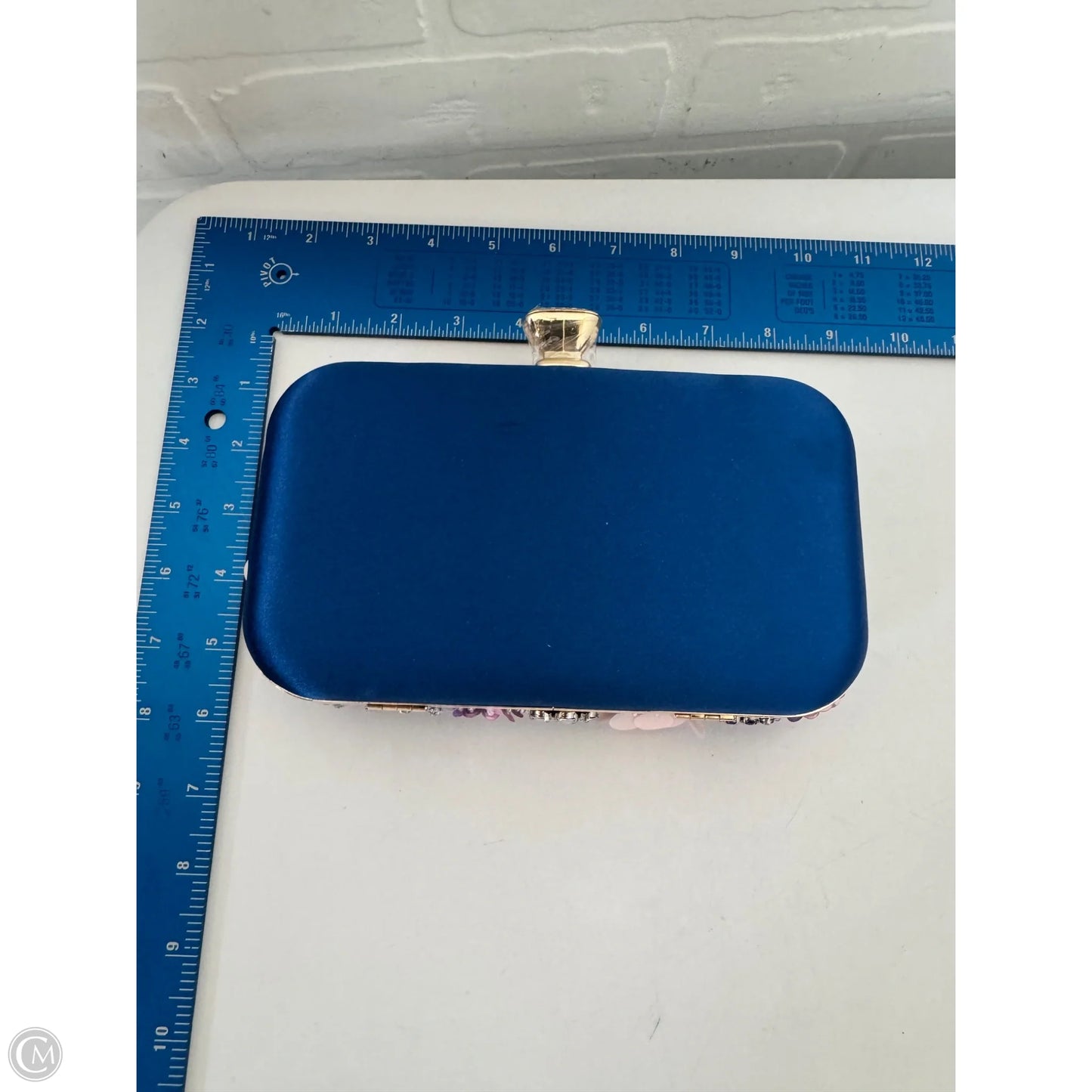 Clutch By Clothes Mentor, Size: Medium