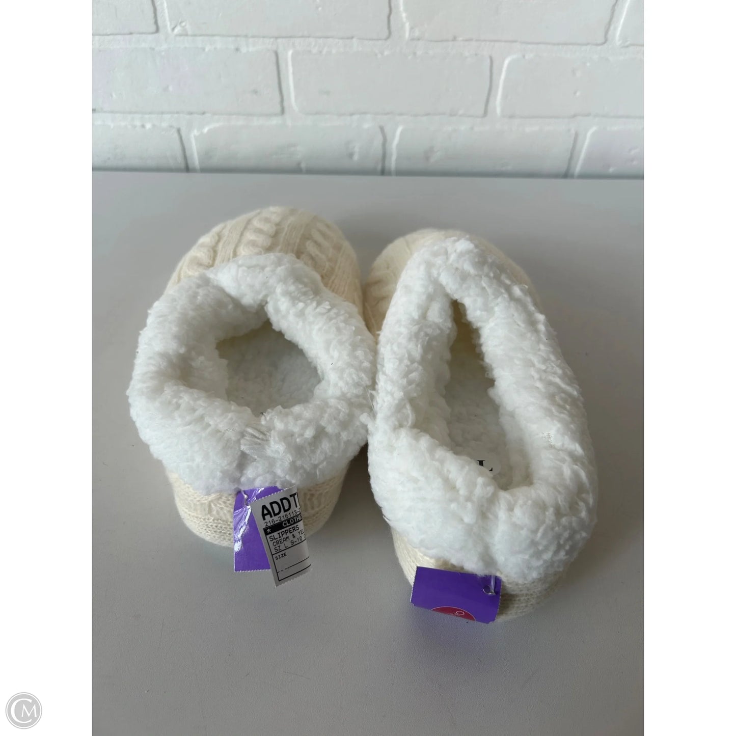 Slippers By Clothes Mentor In Cream & Yellow