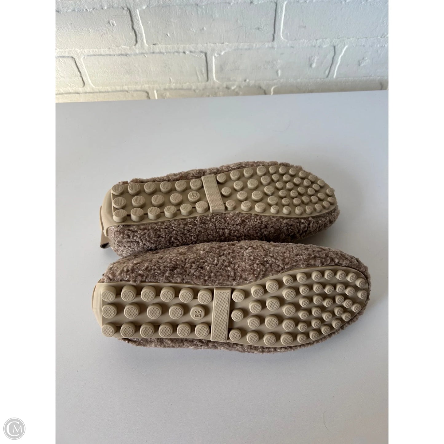 Slippers By Clothes Mentor In Brown, Size: 8.5
