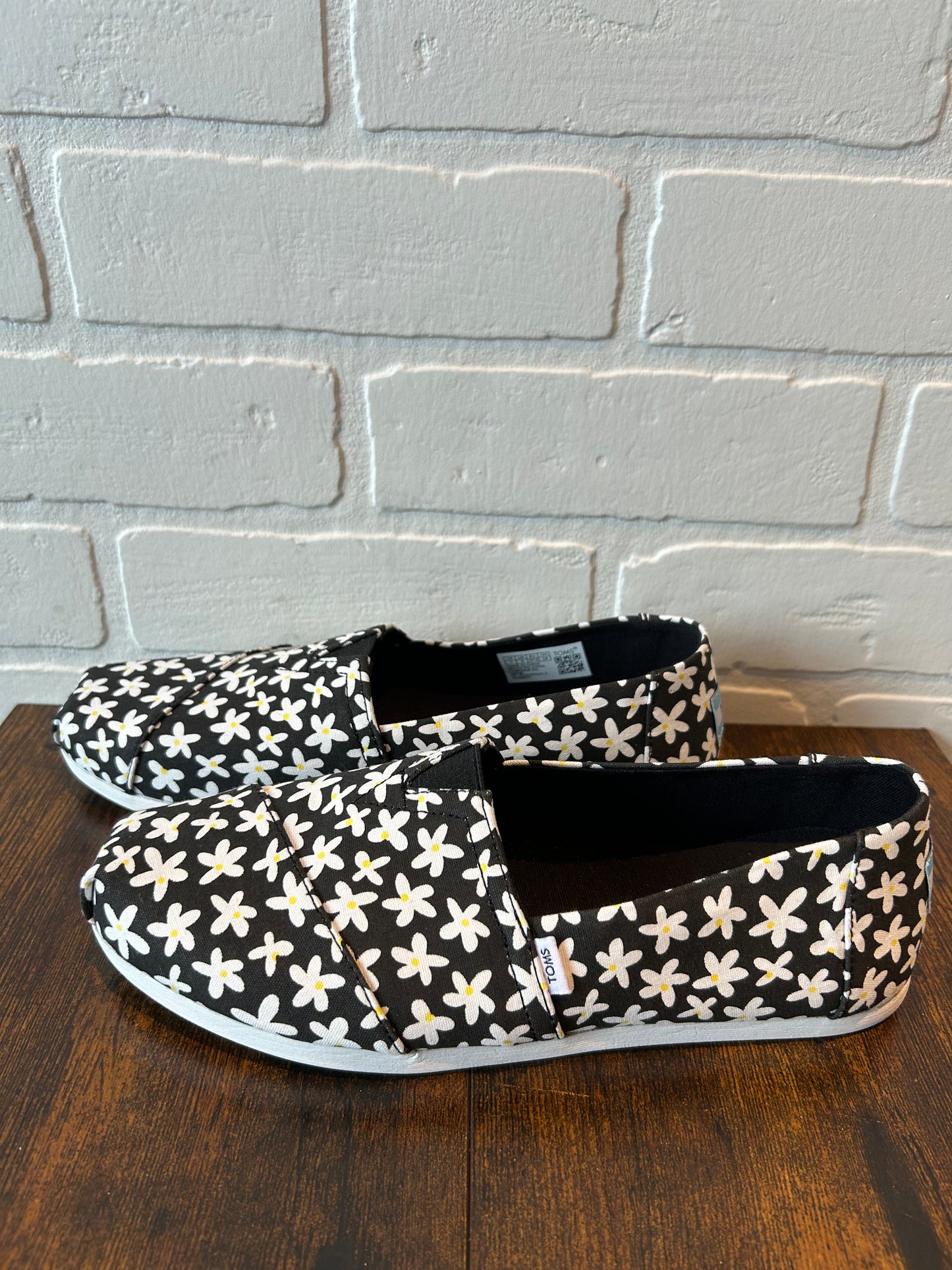 Shoes Flats By Toms Size: 7