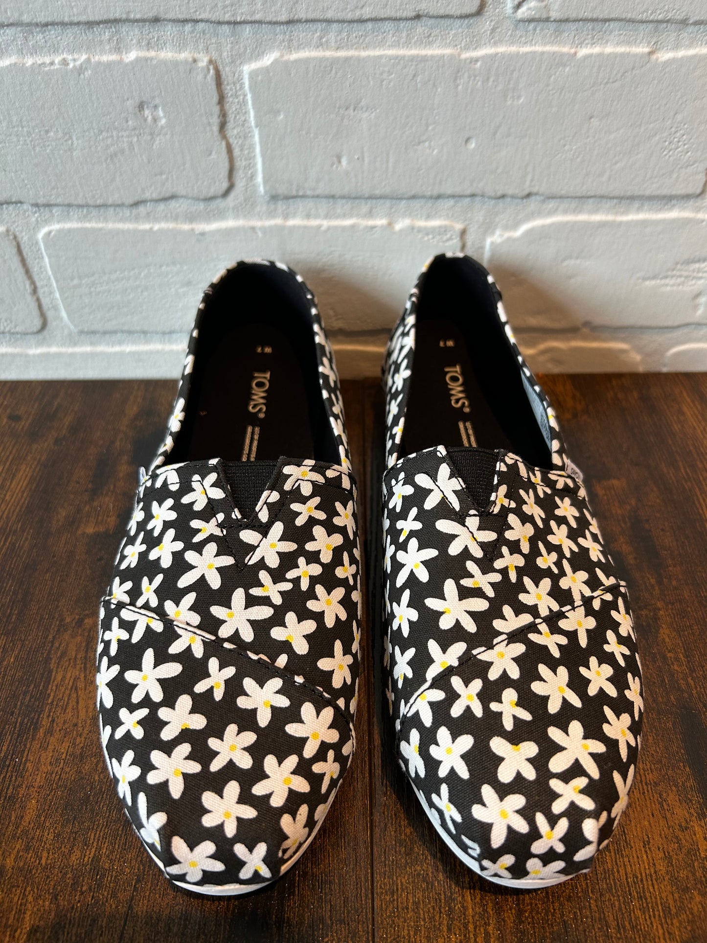 Shoes Flats By Toms Size: 7
