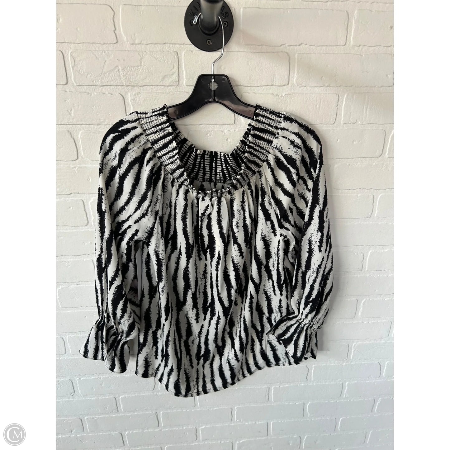 Top Long Sleeve By Clothes Mentor In Black & White, Size: M