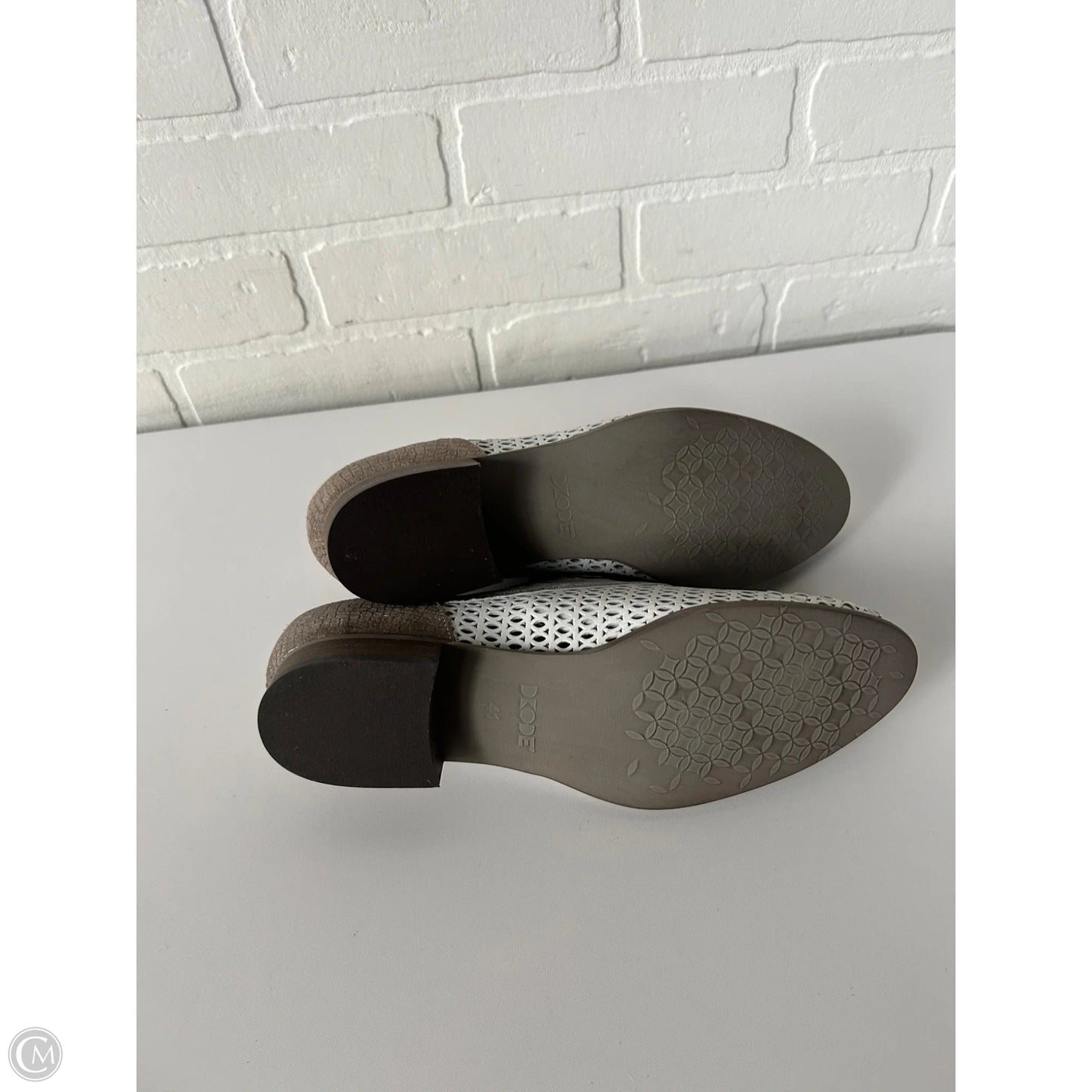 Shoes Flats By Clothes Mentor In Grey & White, Size: 10.5