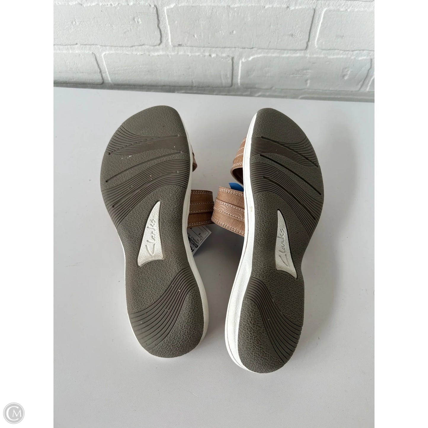Sandals Flats By Clarks In Tan, Size: 9
