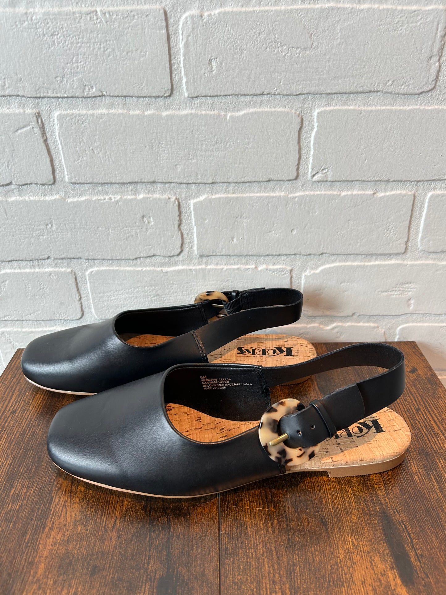 Shoes Flats By Korks Size: 9