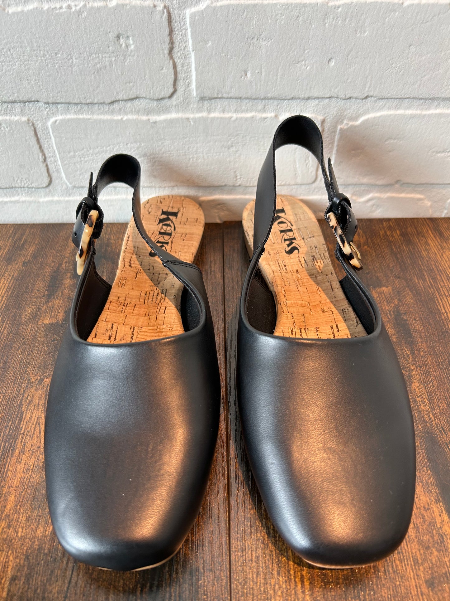 Shoes Flats By Korks Size: 9