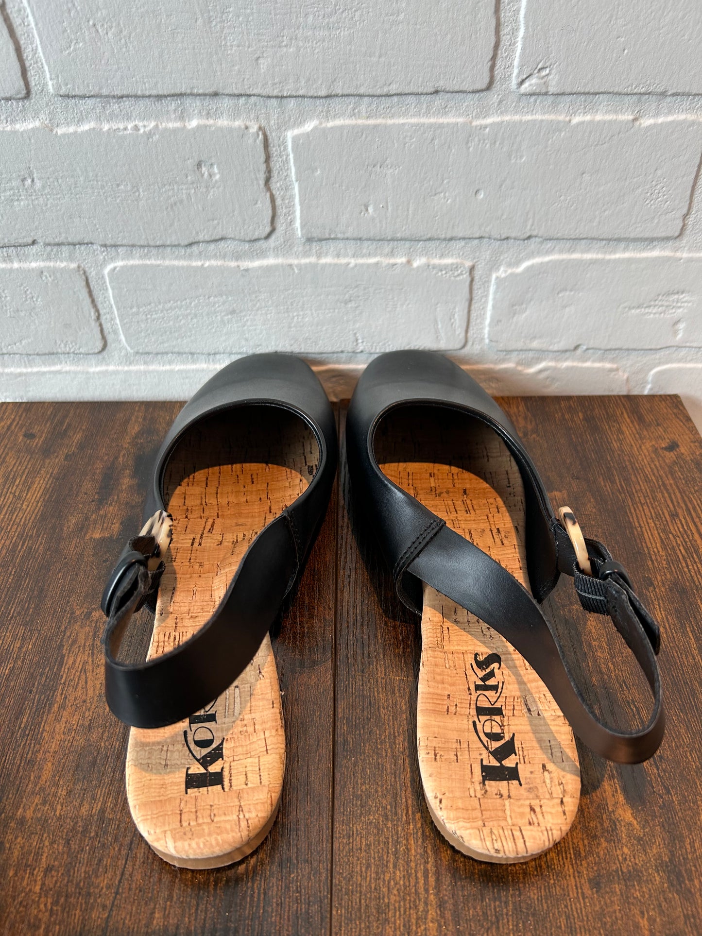Shoes Flats By Korks Size: 9