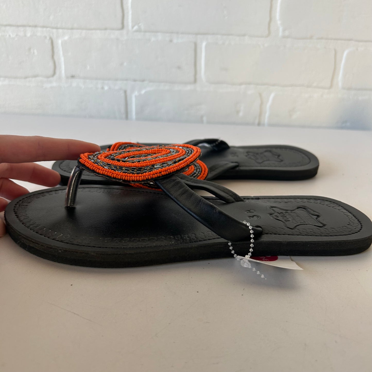 Sandals Flip Flops By Clothes Mentor In Black & Orange, Size: 7.5