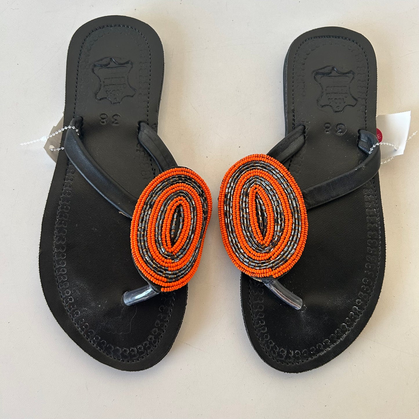 Sandals Flip Flops By Clothes Mentor In Black & Orange, Size: 7.5