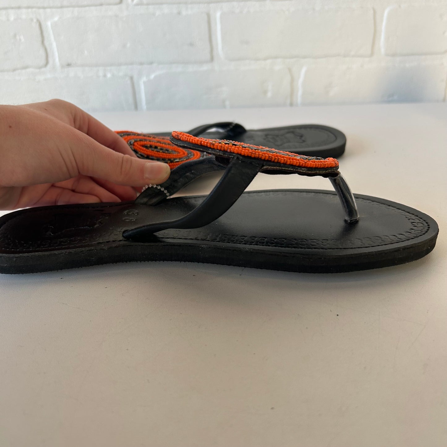 Sandals Flip Flops By Clothes Mentor In Black & Orange, Size: 7.5