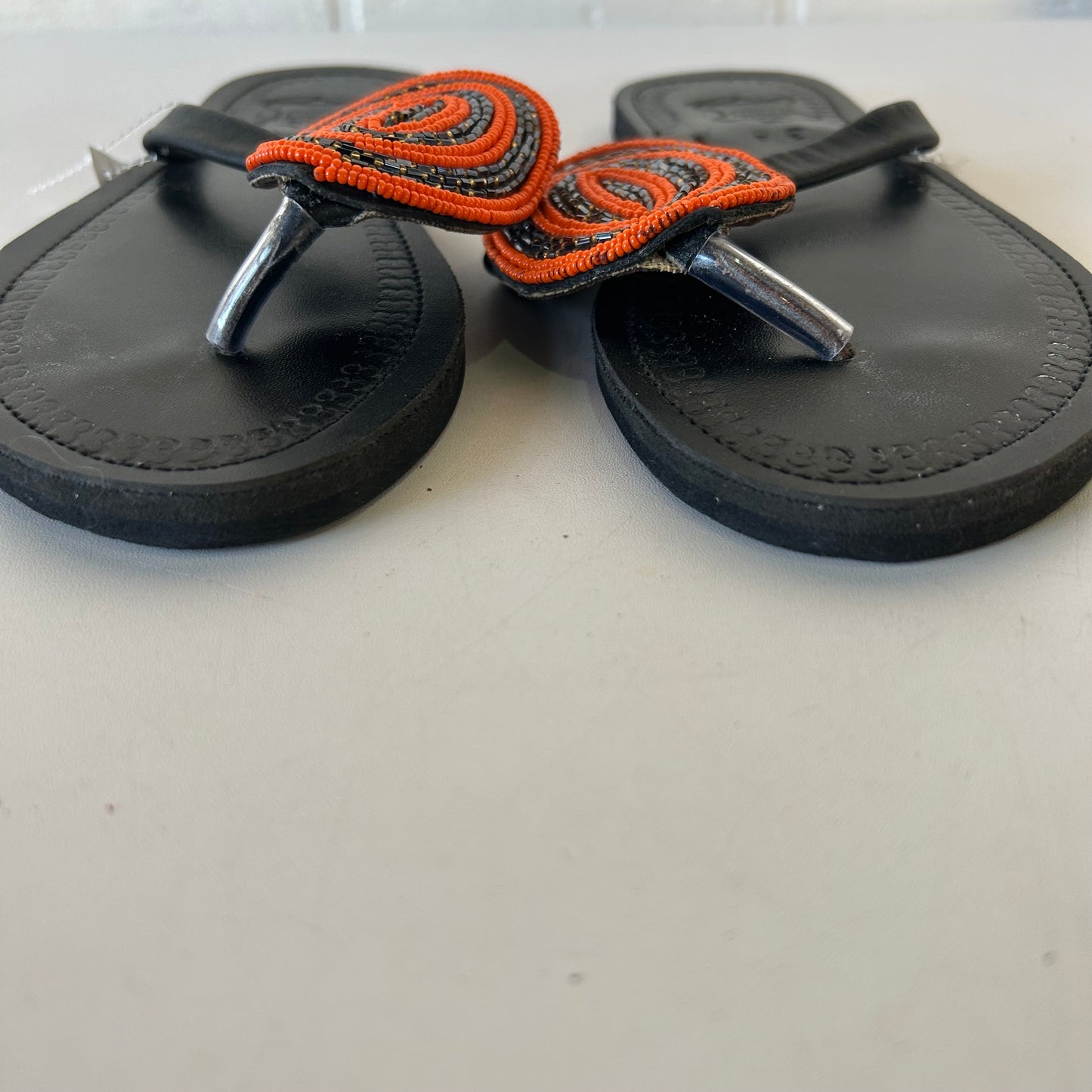 Sandals Flip Flops By Clothes Mentor In Black & Orange, Size: 7.5