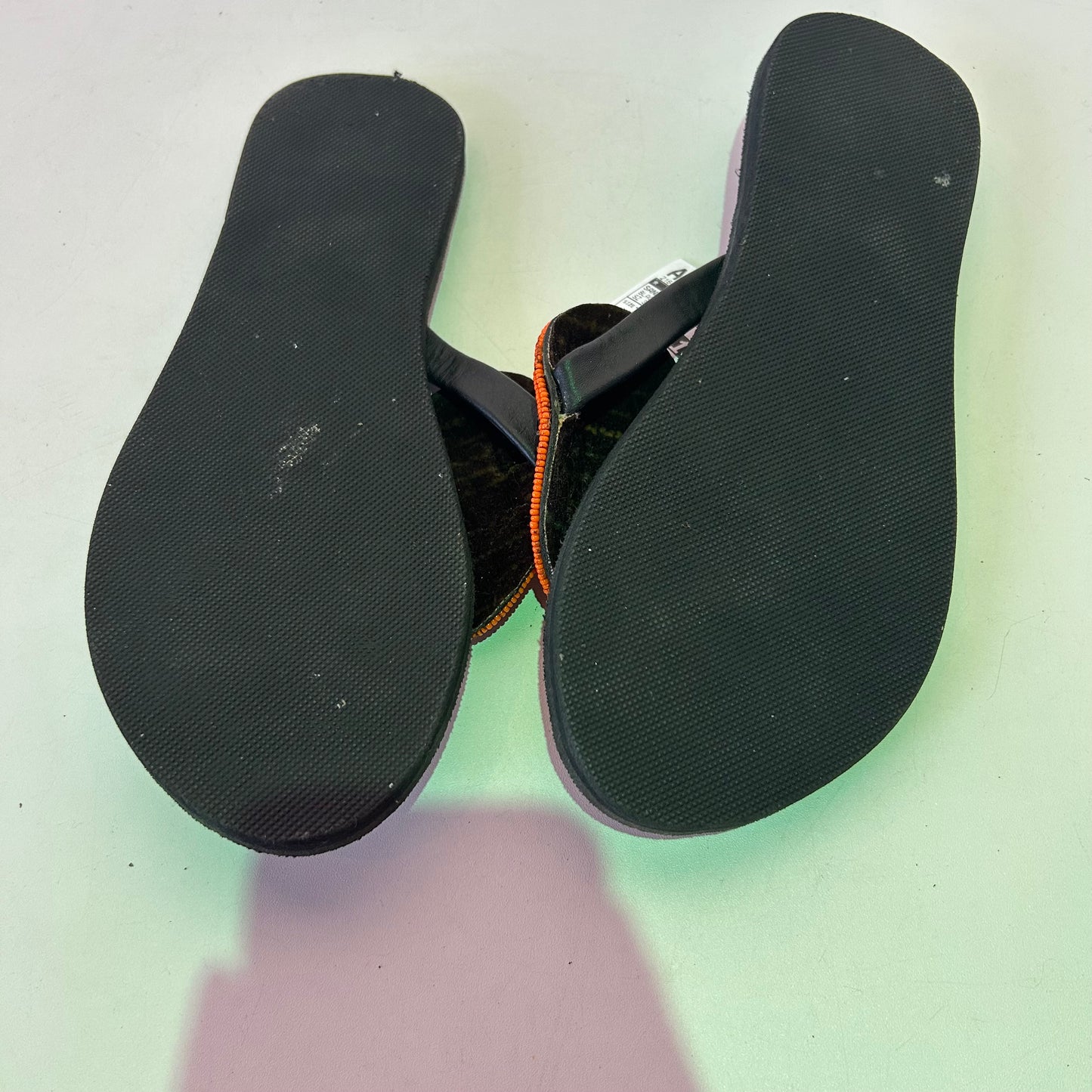 Sandals Flip Flops By Clothes Mentor In Black & Orange, Size: 7.5