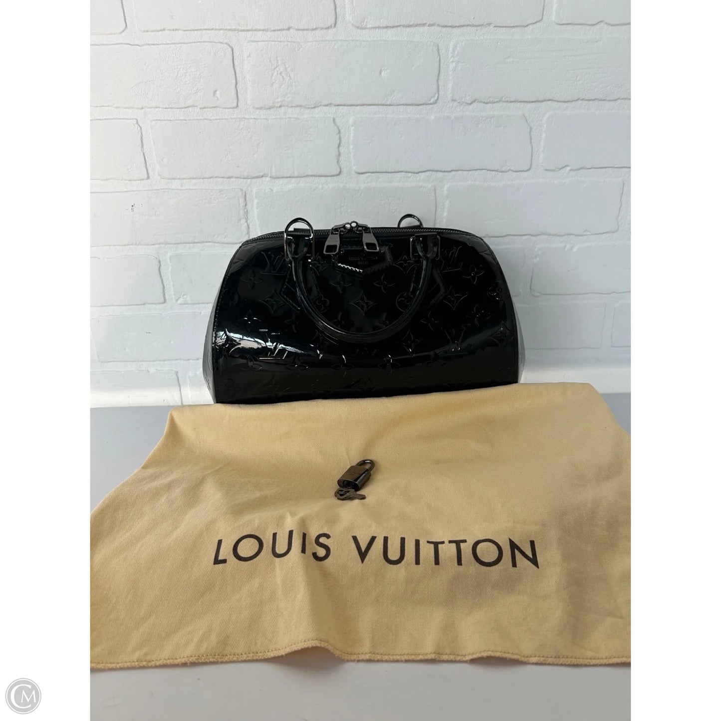 Handbag Luxury Designer By Louis Vuitton, Size: Medium