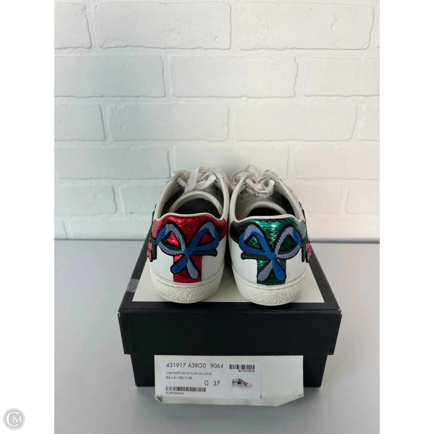 Shoes Luxury Designer By Gucci In White, Size: 6.5