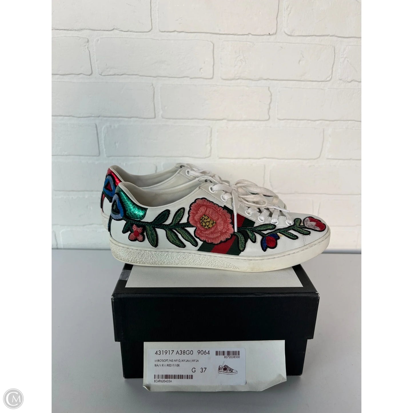 Shoes Luxury Designer By Gucci In White, Size: 6.5