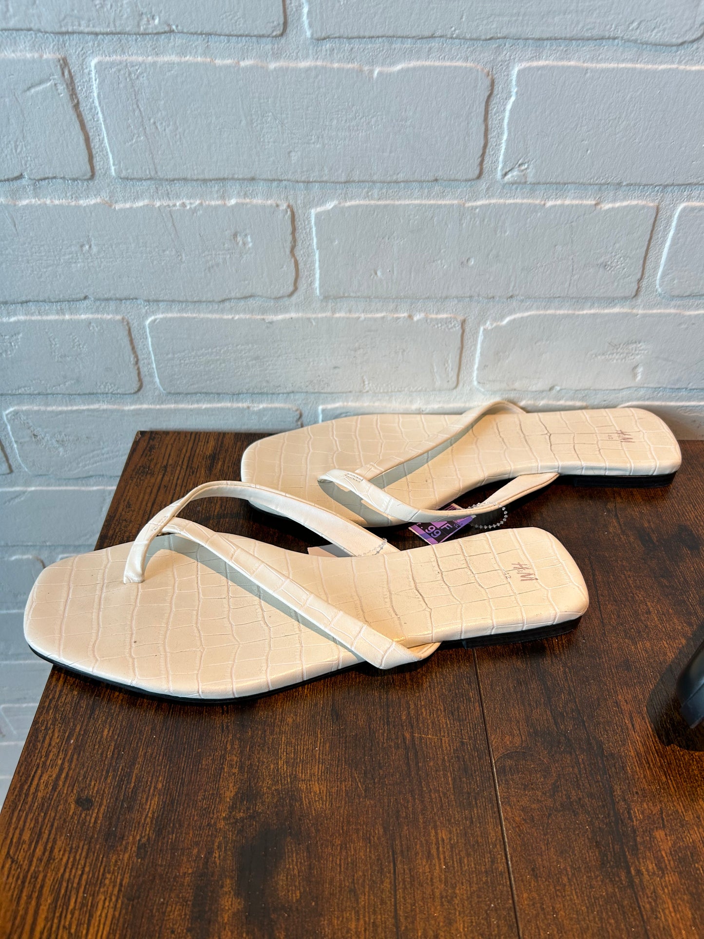 White Sandals Flip Flops Old Navy, Size 10