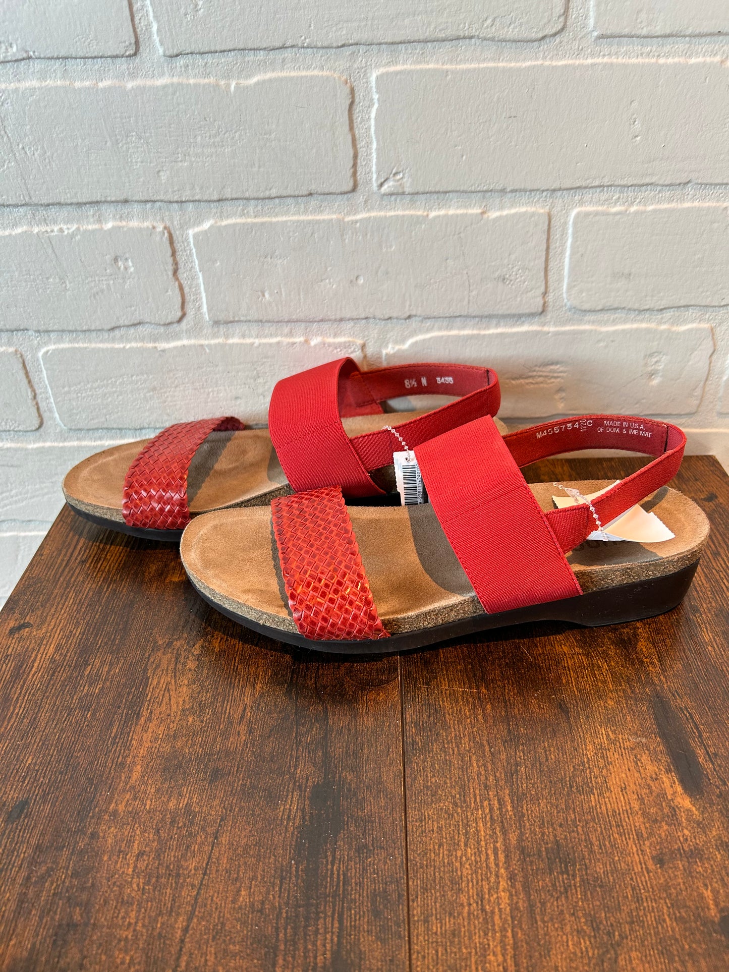 Red Sandals Flats Munro, Size 8.5