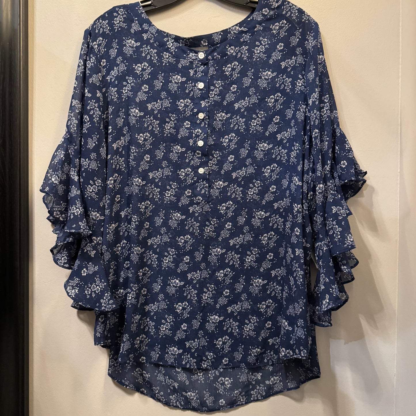 Top Short Sleeve By Vince Camuto In Blue & White, Size: Xl