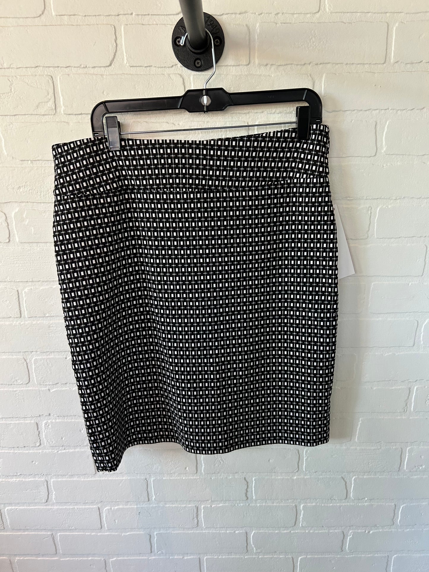 Skirt Mini & Short By Clothes Mentor In Black & White, Size: 16