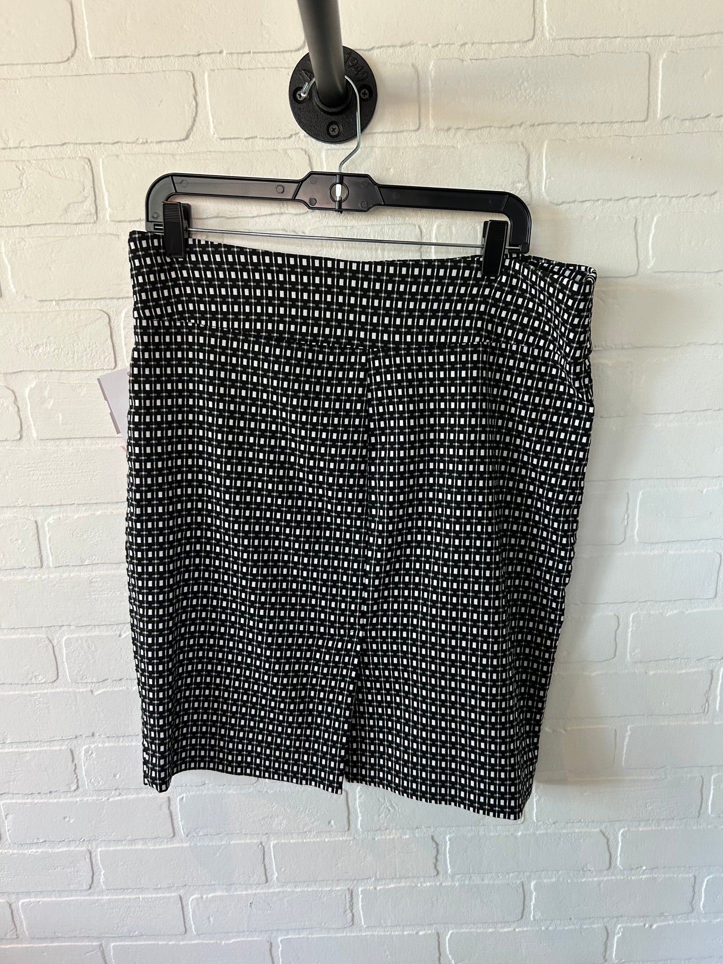 Skirt Mini & Short By Clothes Mentor In Black & White, Size: 16