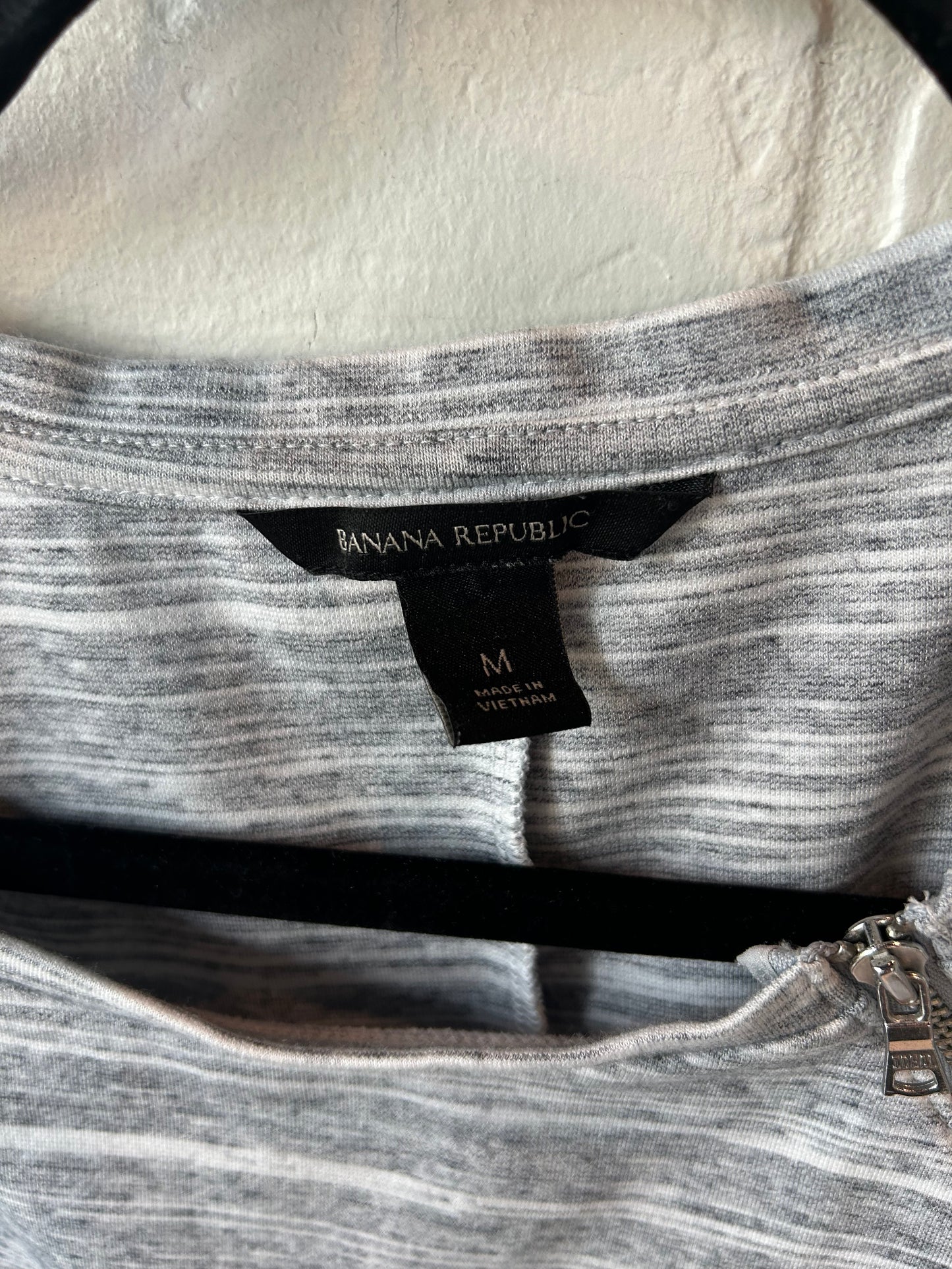 Top 3/4 Sleeve By Banana Republic In Grey & White, Size: M