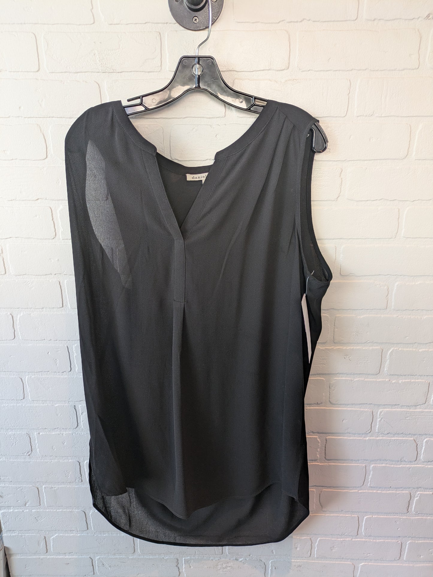 Top Sleeveless By Daniel Rainn In Black, Size: Xl