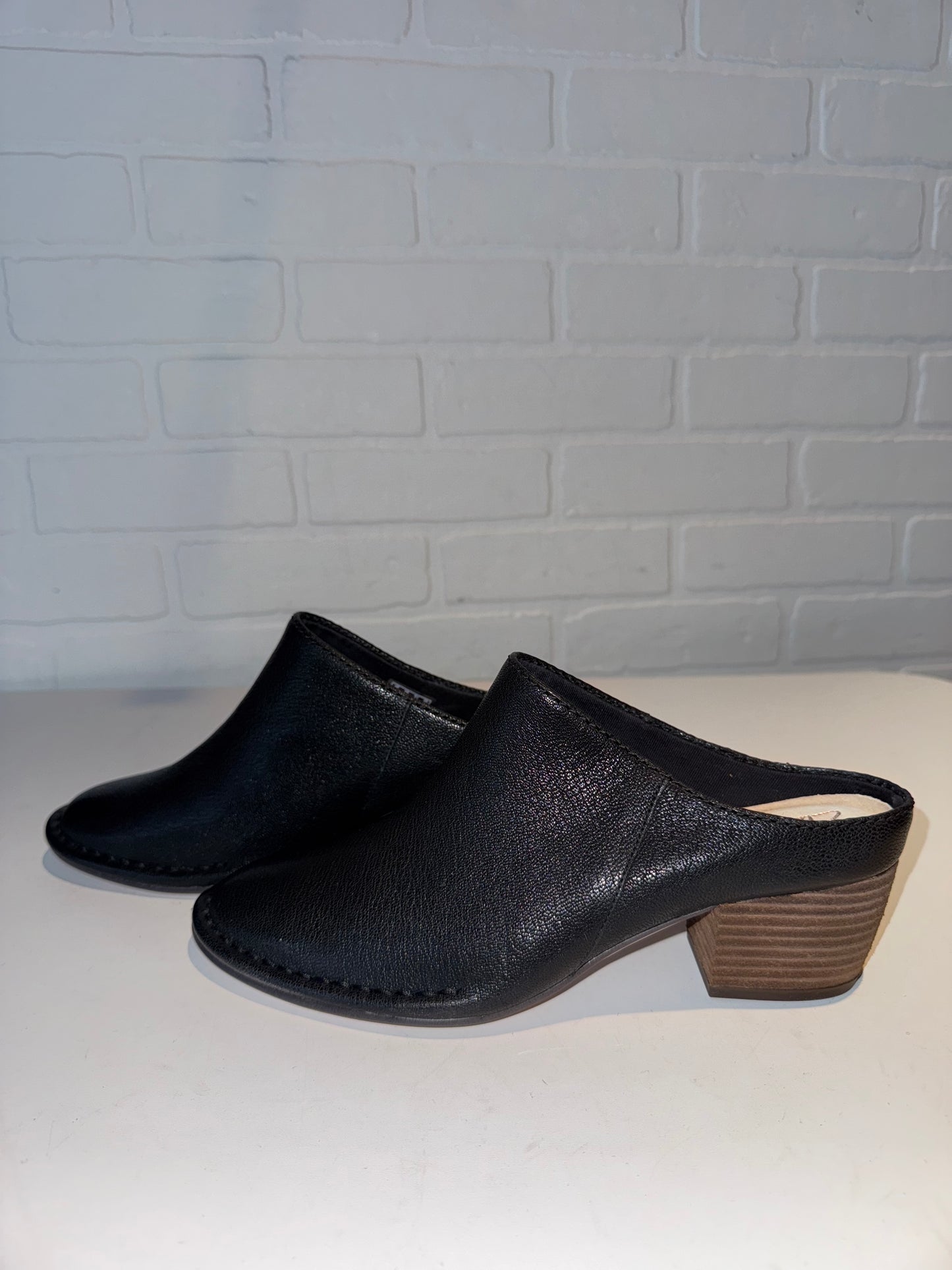 Shoes Flats By Clarks In Black, Size: 8.5