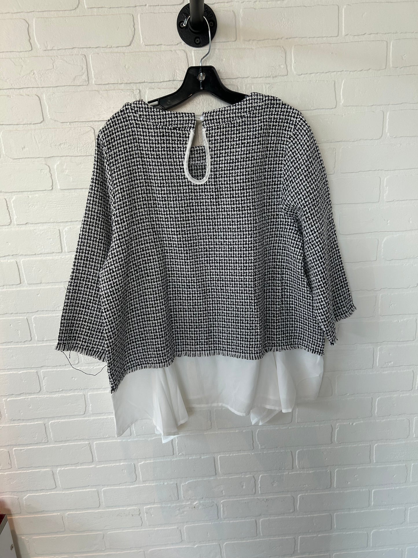 Top Long Sleeve By Clothes Mentor In Black & White, Size: Xl