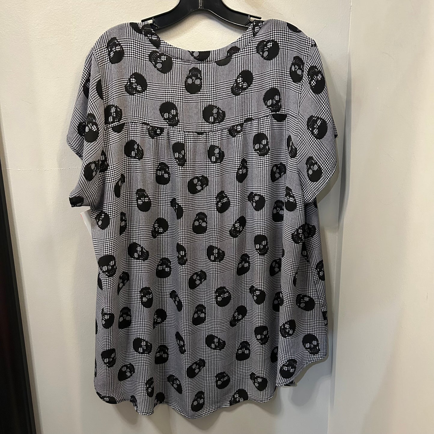 Top Short Sleeve By Torrid In Black & White, Size: 2x