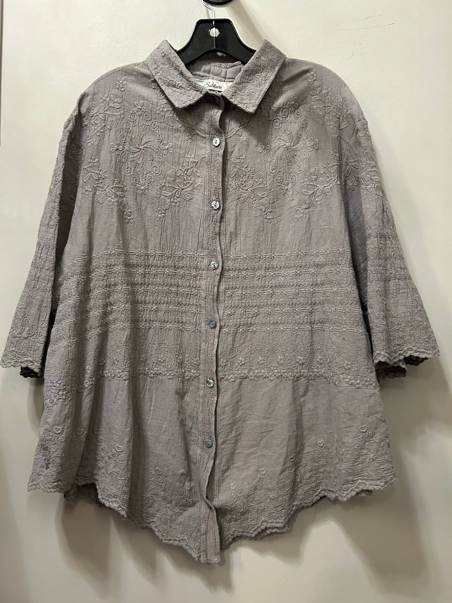 Top Short Sleeve By Solitaire In Grey, Size: 2x