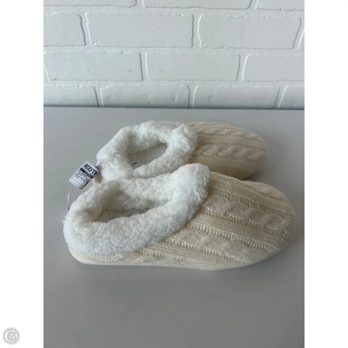 Slippers By Clothes Mentor In Cream & Yellow