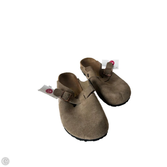 Shoes Flats By Birkenstock In Brown, Size: 7
