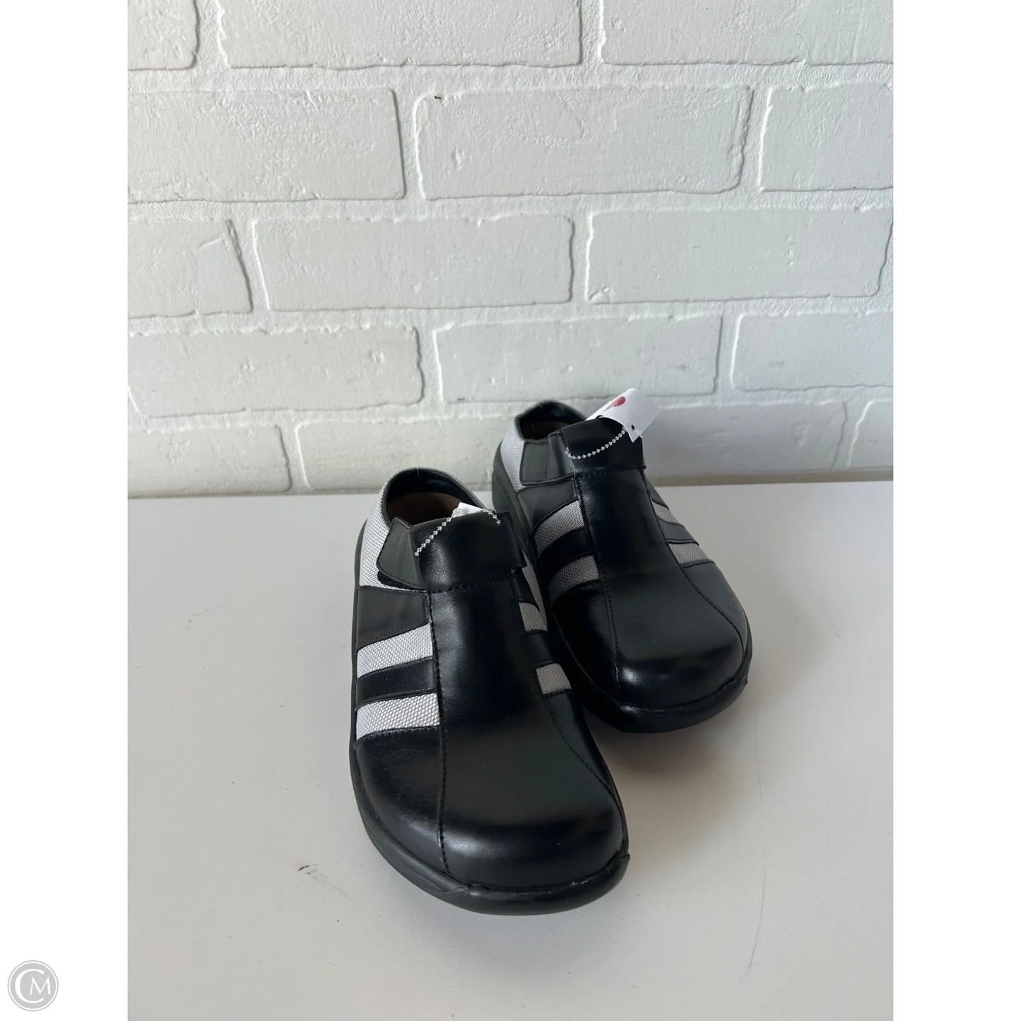 Shoes Flats By Birkenstock In Black & Silver, Size: 6