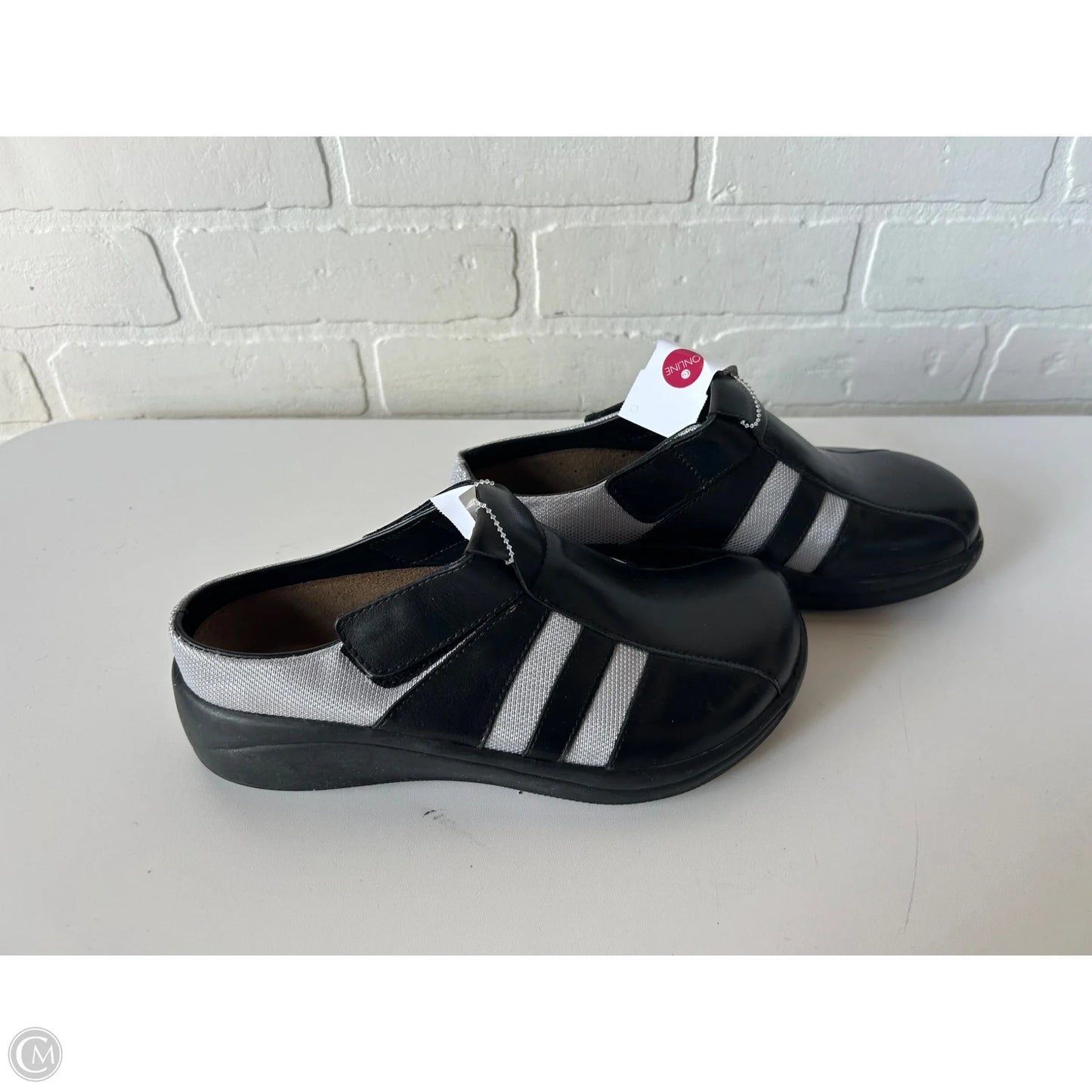 Shoes Flats By Birkenstock In Black & Silver, Size: 6