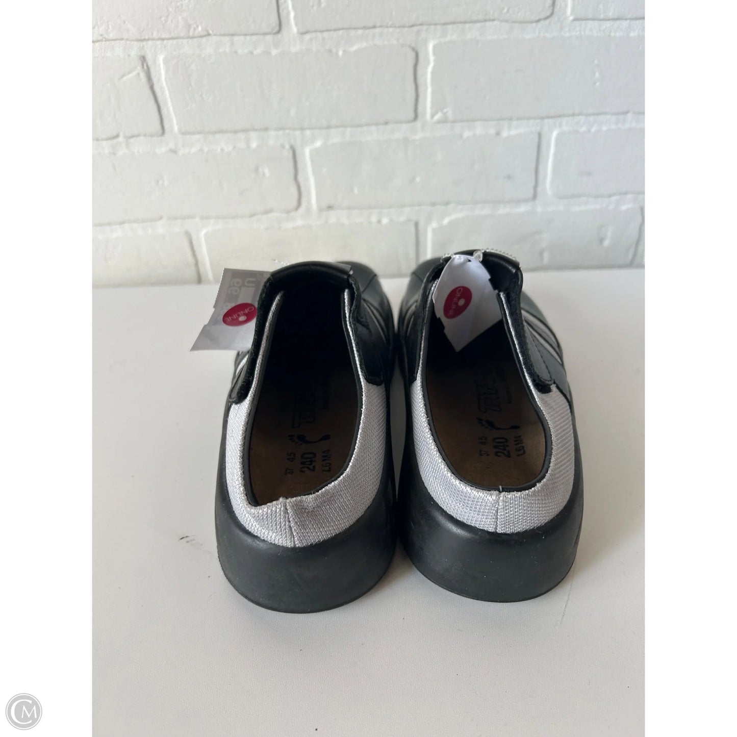 Shoes Flats By Birkenstock In Black & Silver, Size: 6
