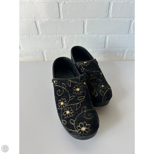 Shoes Flats By Dansko In Black & Gold, Size: 7.5