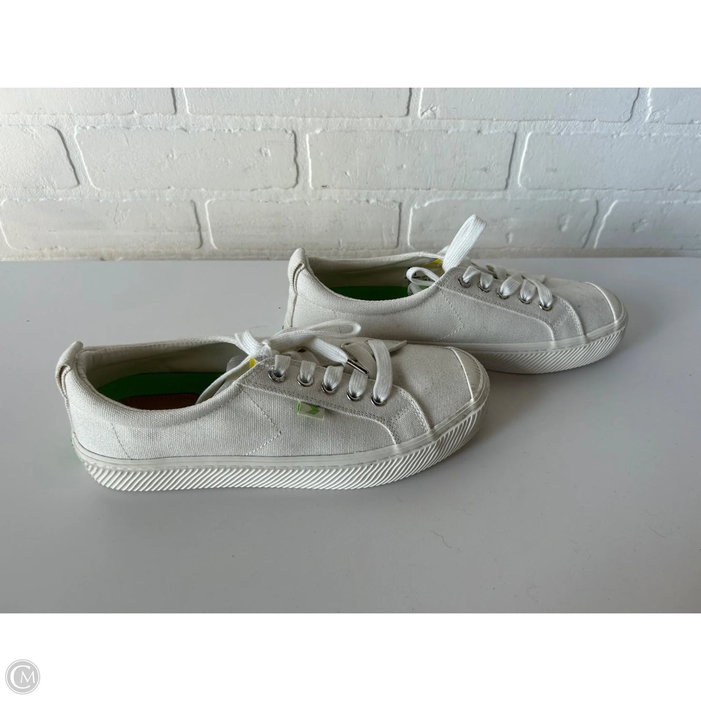 Shoes Sneakers By Cariuma In White, Size: 7.5