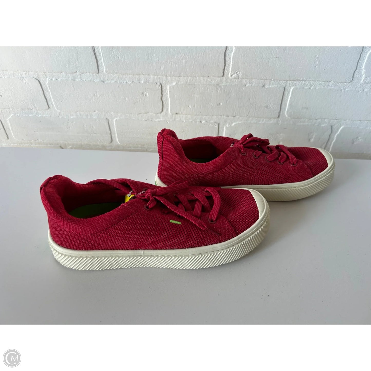 Shoes Sneakers By Cariuma In Red, Size: 7.5