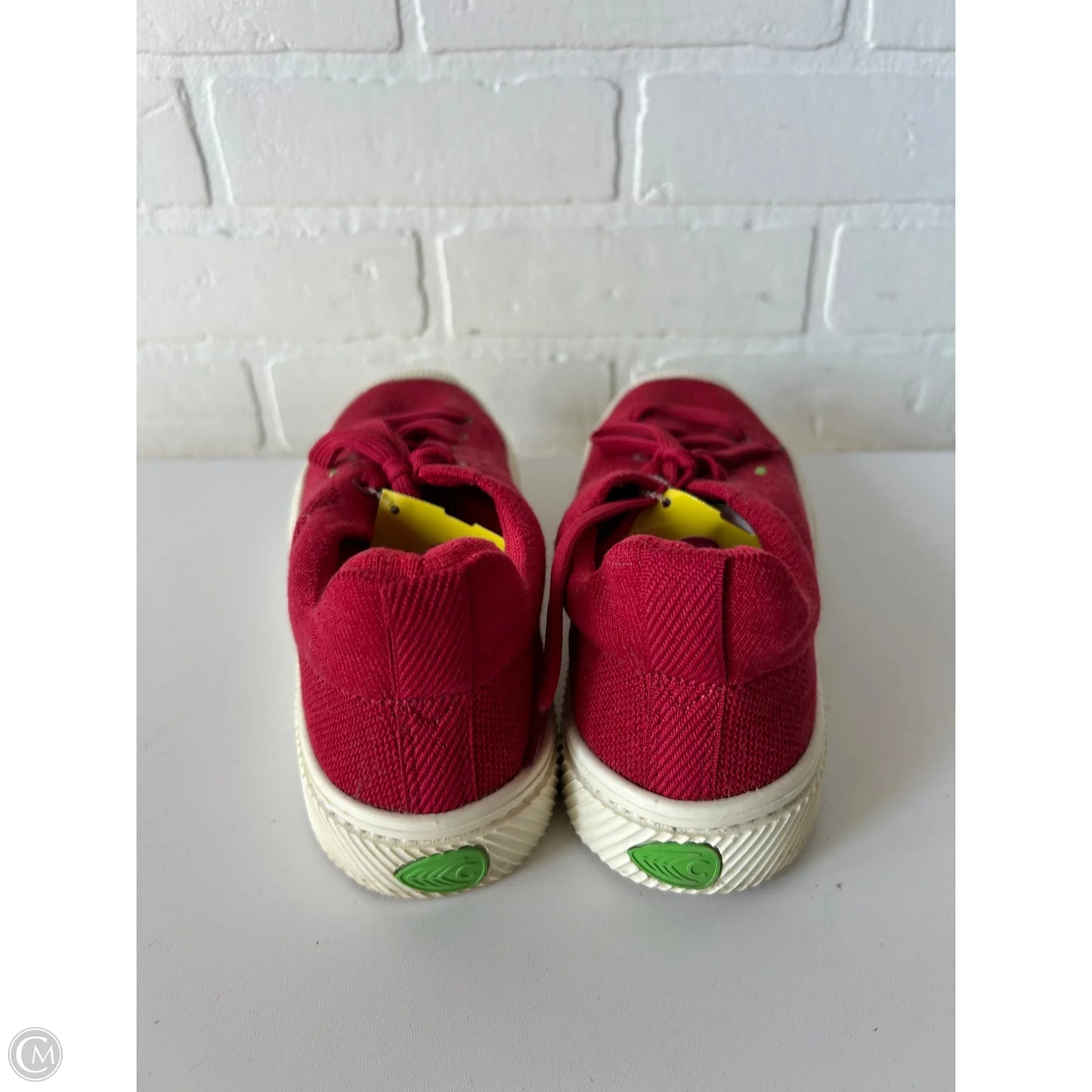 Shoes Sneakers By Cariuma In Red, Size: 7.5