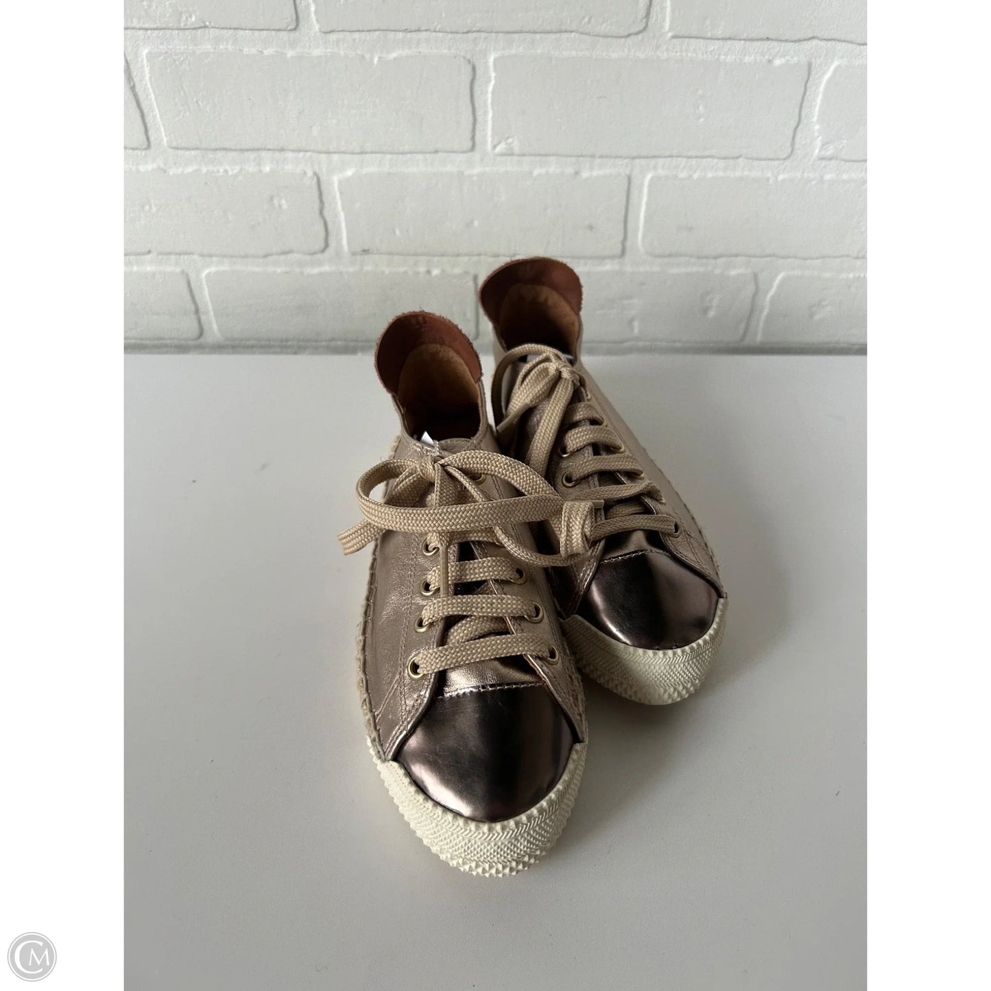 Shoes Sneakers By Clothes Mentor In Gold, Size: 6.5