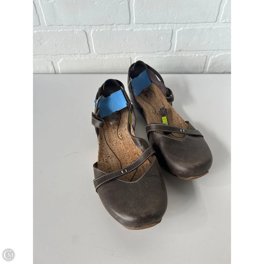 Shoes Flats By Cmb In Brown, Size: 9.5