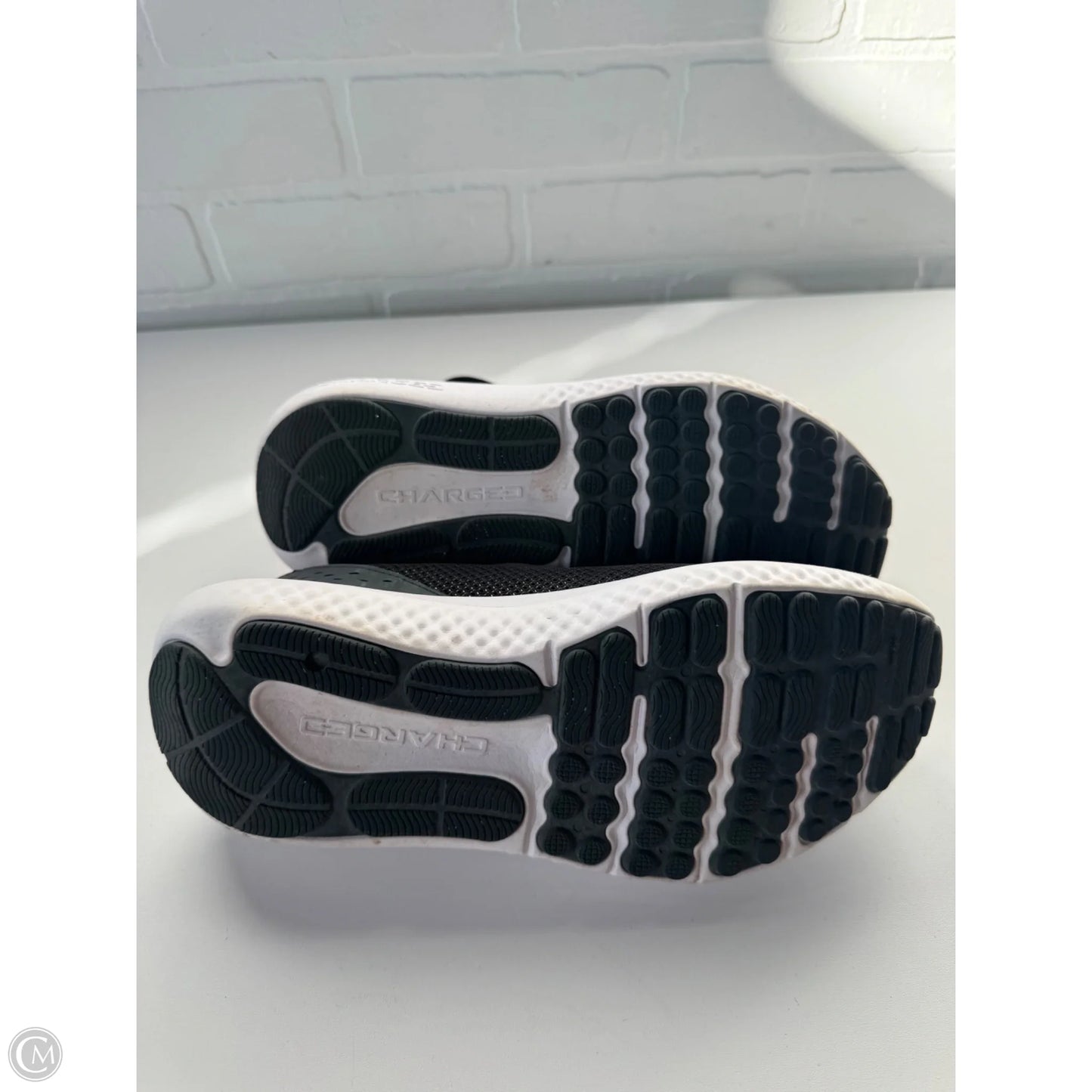 Shoes Athletic By Under Armour In Black & White, Size: 8.5