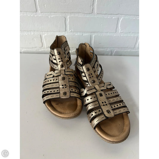 Sandals Flats By Earth In Gold, Size: 9.5