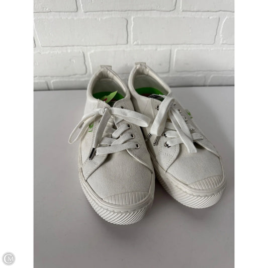 Shoes Sneakers By Cariuma In White, Size: 8.5