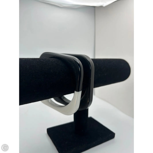 Bracelet Bangle By Clothes Mentor, Size: 02 Piece Set