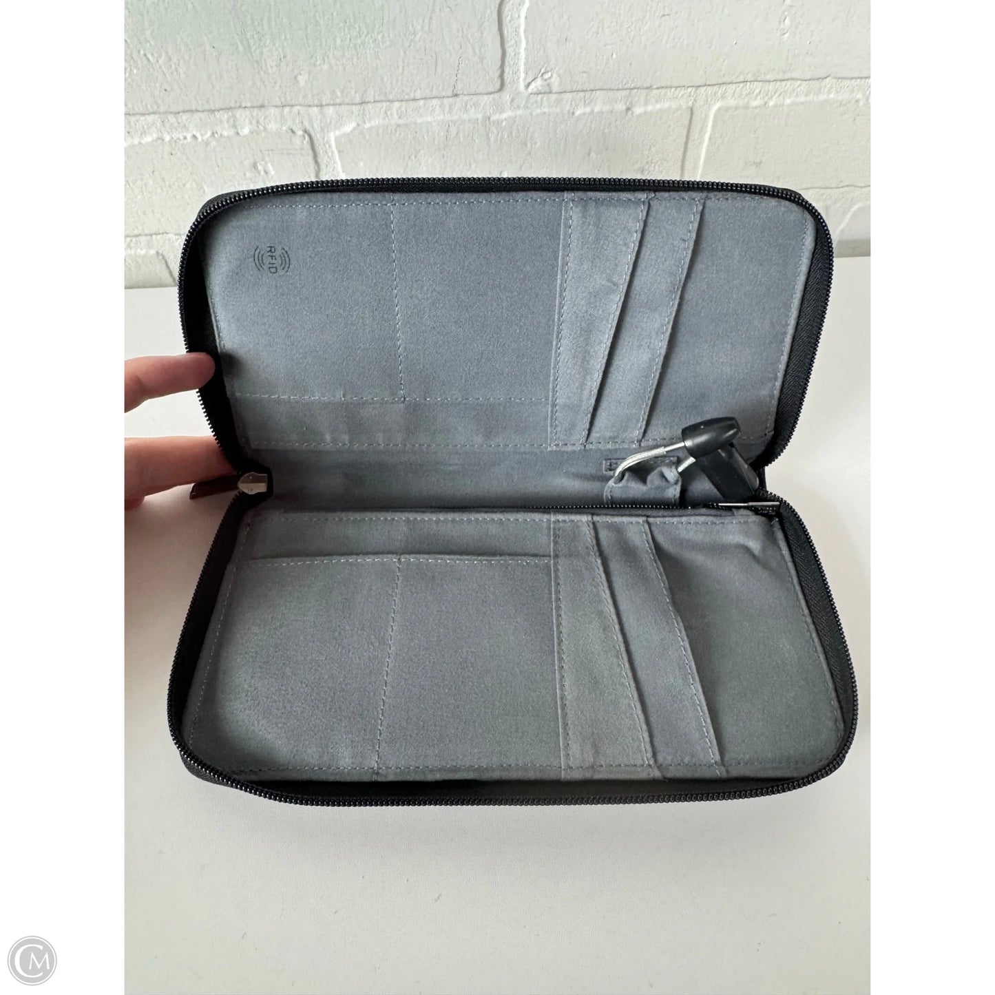 Wallet By Cmc, Size: Large