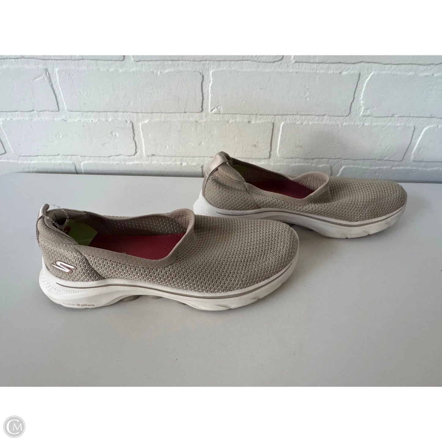 Shoes Sneakers By Skechers In Tan & White, Size: 5.5