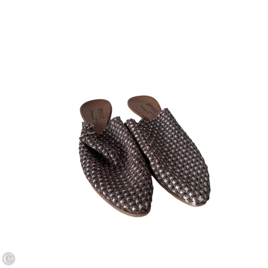 Shoes Flats By Cma In Brown & White, Size: 9.5