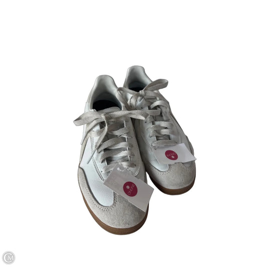 Shoes Sneakers By Skechers In Cream & White, Size: 6.5