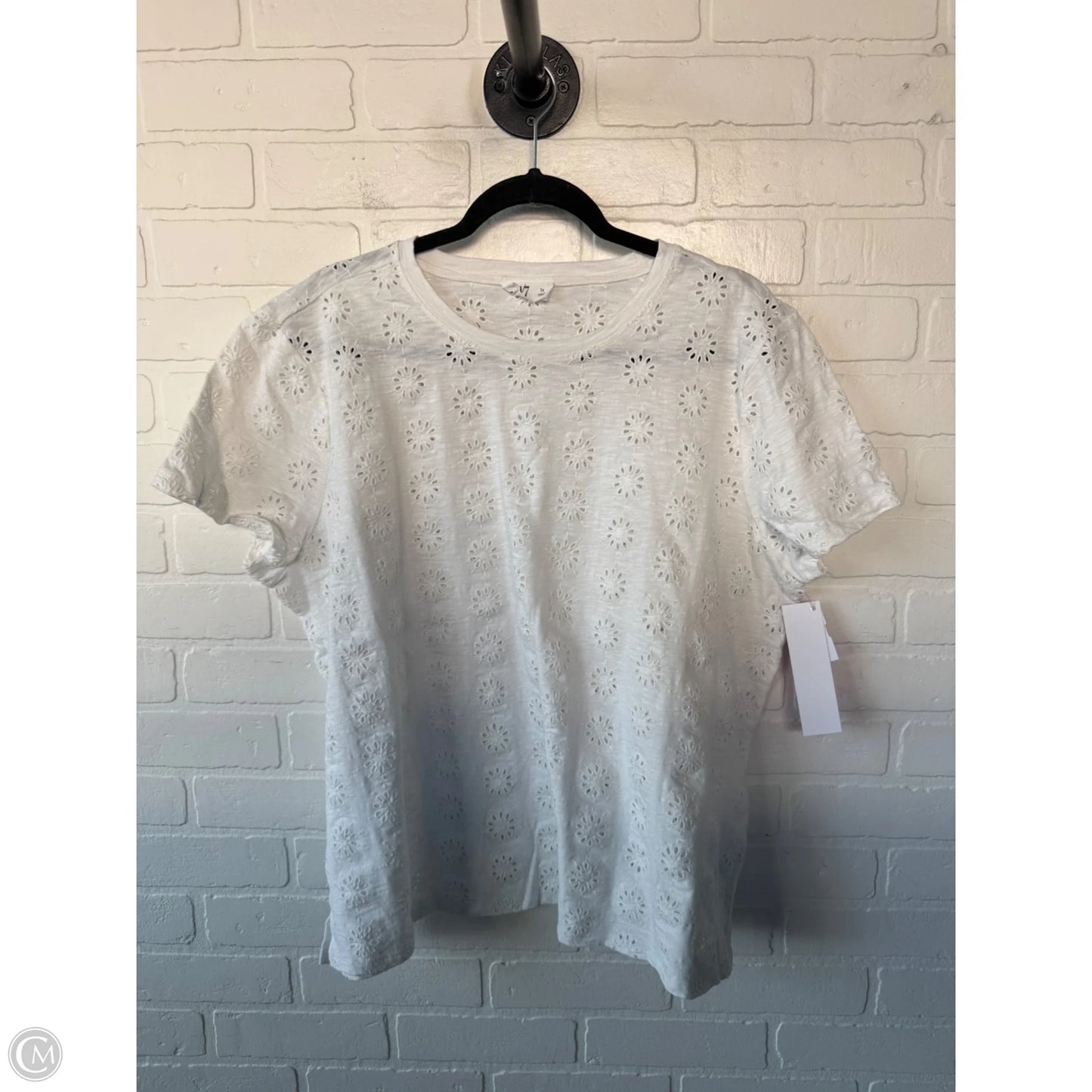 Top Short Sleeve By Maurices In White, Size: 1x
